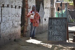 ELLITORAL_408720 |  Guillermo Di Salvatore Los merenderos están atendidos por los Jesús Vivientes, voluntarias/os que ponen al máximo su sentido de la solidaridad para alcanzar alimento a niños y adultos mayores.