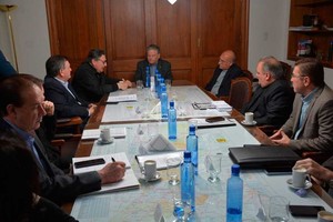 ELLITORAL_225120 |  Prensa Cámara de Senadores de la provincia de Santa Fe Los arzobispos de Santa Fe y de Rosario, Sergio Fenoy y Eduardo Martín, y el obispo de Rafaela, Luis Fernández hablaron con el vicegobernador Carlos Fascendini y los senadores radicales Orfilio Marcón, Rodrigo Borla y Felipe Michlig.