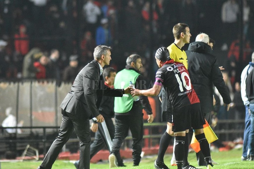 ELLITORAL_249305 |  Manuel Fabatia Todos deben ser líderes . Luis Miguel Rodríguez, el  Pulga , es el jugador más determinante del actual plantel profesional sabalero. Sin dudas, el que le resuelve con calidad muchas cuestiones a Pablo Lavallén adentro de la cancha. Sin embargo, el trabajo de coaching apunta a que  todos los jugadores se sientan líderes. No hay uno que sea más que el otro. Todos somos Colón , dice Natalia.