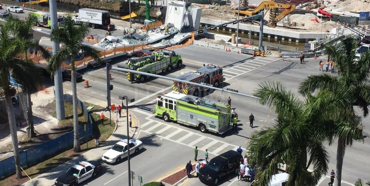 Varios muertos por el desplome de un puente peatonal en Miami 