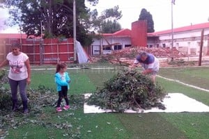 ELLITORAL_240290 |  Gentileza Ana María Leiva La Casita. En Santa Rosa de Lima el club quedó en muy malas condiciones después del fuerte viento.