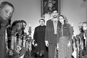 ELLITORAL_247019 |  Gentileza Katapult Film Recién acabada la guerra en Europa, los habitantes de un pueblo se preparan para la boda del hijo de un funcionario. Mientras, dos judíos ortodoxos llegan portando dos misteriosas cajas.