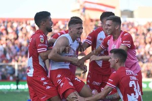 Manuel Fabatia La imagen emociona por sí misma. El pibe Gastón González no lo puede creer, llora de alegría festejando su gol y el festejo tiene una destinataria: su mamá, que cumplía años. Además, fue en la última jugada del partido.