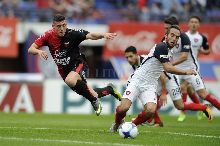 ELLITORAL_191712 |  Ignacio Izaguirre El pibe Chancalay tuvo una gran chance en el final del partido. Se jugaba el tiempo de descuento, lo había perdido San Lorenzo en una pelota que rebotó en Toledo y se fue rozando el palo y luego vino una contra en la que Chancalay terminó perdiendo la pelota cuando encaraba mano a mano a los defensores que le quedaban en el camino hacia Navarro.