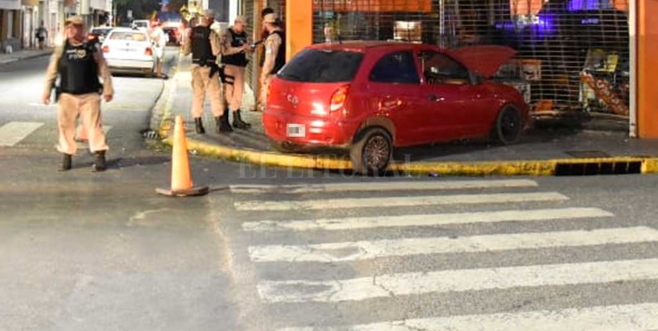 Choque en el centro de la ciudad; un auto impactó contra un comercio