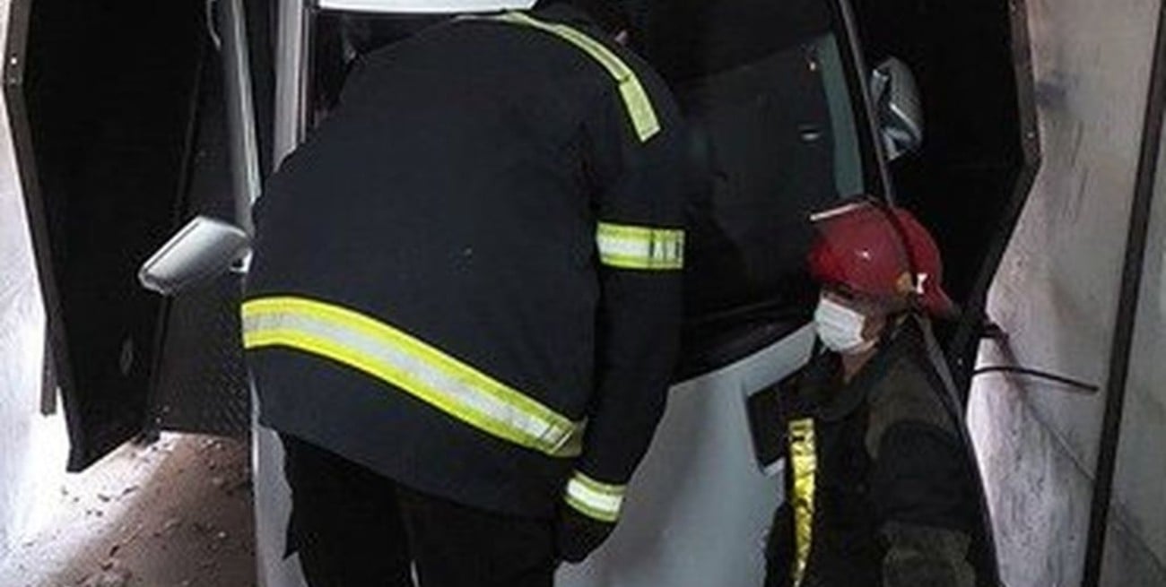 Insólito: un auto cayó por el hueco de un ascensor en Misiones