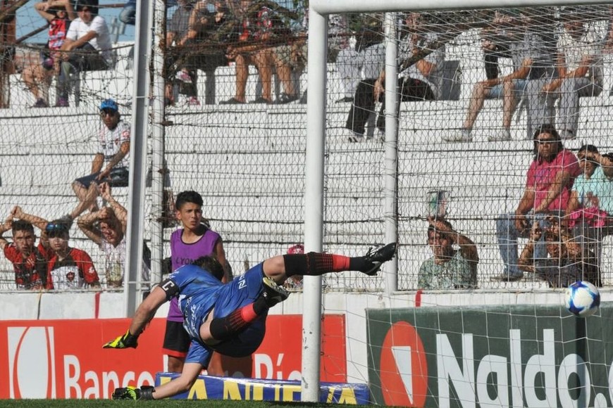ELLITORAL_196695 |  Mauricio Garín Bértoli no llega a detener el espectacular remate de Zabala, que desde afuera del área y por el callejón del  8 , clavó un remate en el ángulo superior derecho del veterano arquero paranaense. Golazo.