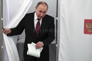 Yuri Kadobnov / AP El actual presidente ruso, Vladimir Putin, votó este domingo. La encuestas le aseguraron otro mandato más.