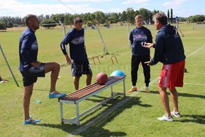Archivo El Litoral / Prensa Unión Pretemporada en Mardel. La foto es de enero de 2015: el que da las indicaciones es Sergio Torres y el que escucha atentamente ?junto a Nereo Fernández? es Marcos Peano. Desde muy chico fueron apareciendo sus notables reflejos y condiciones. Ahora, a los 18 años, están dadas las condiciones para que consiga rodaje en otro lado y apostar a que el club salga beneficiado con su futuro.