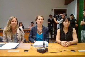 ELLITORAL_232484 |  Prensa MPA La fiscal Del Río Ayala junto a las abogadas querellantes del Centro de Asistencia Judicial (CAJ)