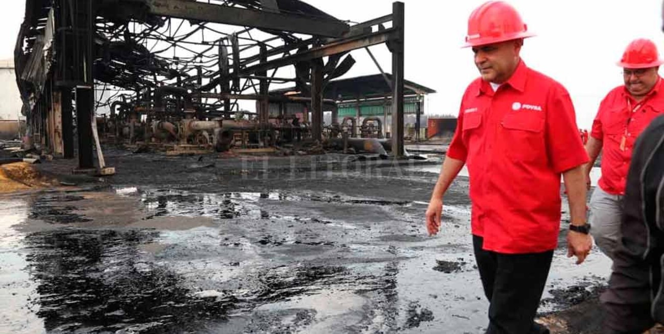 Se incendian instalaciones de la petrolera PDVSA y el gobierno venezolano culpa a la oposición