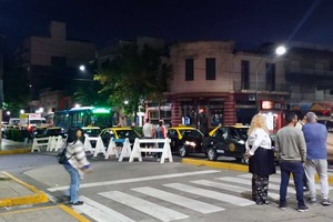 Twitter @eugeiermoli Conocida la noticia del crimen, colegas taxistas reclamaban en la zona de la terminal de ómnibus