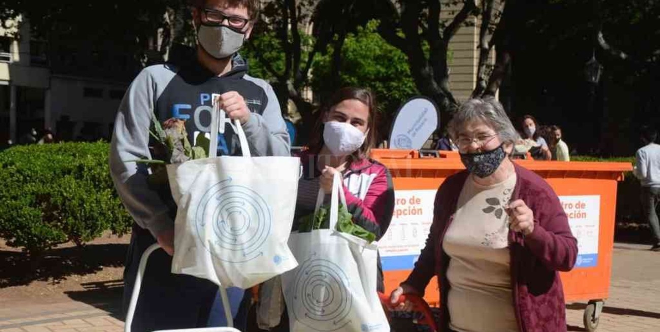 Más de 300 vecinos canjearon sus residuos reciclables en la plaza 25 de Mayo