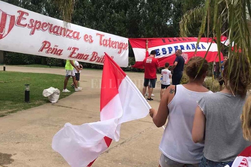 ELLITORAL_434090 |  Gentileza Ariel Aiello La filial esperancina fue una de las que se hizo presente con gente y banderas para recibir al plantel rojiblanco.