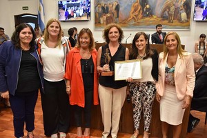 ELLITORAL_240258 |  Luis Cetraro Nancy Balza (con su premio) rodeada de las concejalas de la ciudad.