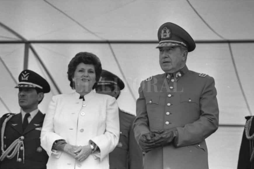 ELLITORAL_263849 |  Biblioteca del Congreso Nacional de Chile Augusto Pinochet y su esposa Lucía Hiriart