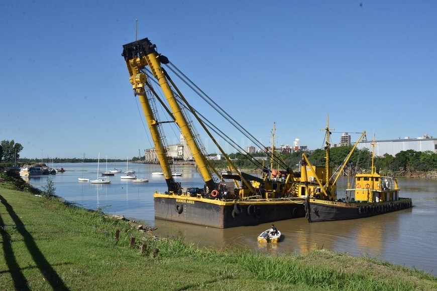 ELLITORAL_270074 |  Guillermo Di Salvatore Operativo. Desde el jueves la grúa flotante y una barcaza de apoyo son las embarcaciones que se utilizan para reflotar la casa.