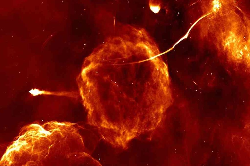 ELLITORAL_434599 |  Gentileza En el centro de la imagen está el remanente de supernova G359.1-0.5. A la izquierda está ´el Ratón´, un púlsar desbocado posiblemente formado y expulsado por el evento de supernova. Arriba a la derecha se encuentra uno de los filamentos de radio más largos y famosos, conocido como ´la Serpiente´.