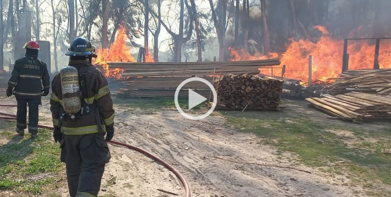 Video: se incendió un aserradero que linda con un depósito de garrafas en la ciudad de Santa Fe