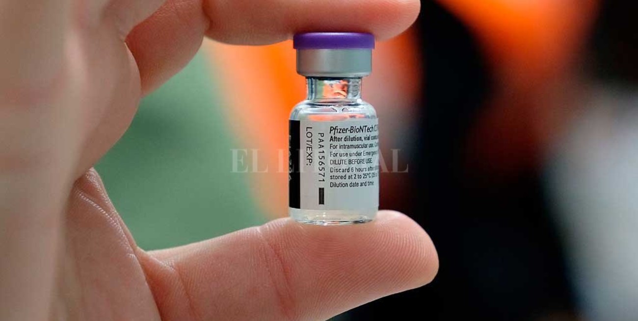 Pfizer y BioNTech aseguran que su vacuna es "eficaz" contra Ómicron luego de tres dosis