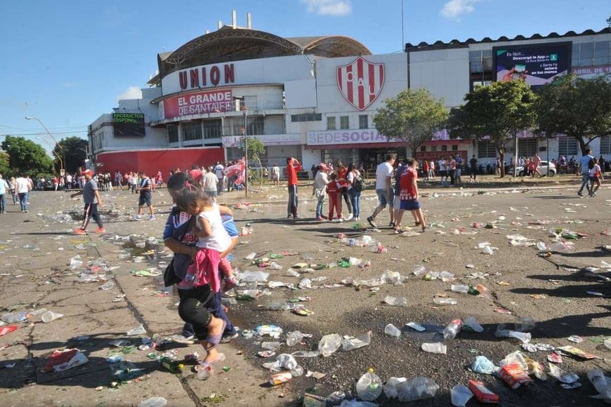 ELLITORAL_208768 |  Flavio Raina Los alrededores de la cancha de Unión también quedaron tapizados de envases, bolsitas y muchos vidrios luego de la vigilia y los festejos por el aniversarios del club.