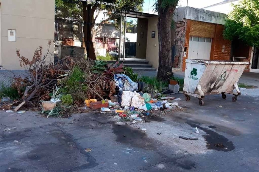 ELLITORAL_235890 |  Periodismo Ciudadano / WhatsApp El la zona de San-Juan al 2500 se acumula basura y se sienten olores nauseabundos, advirtió una vecina