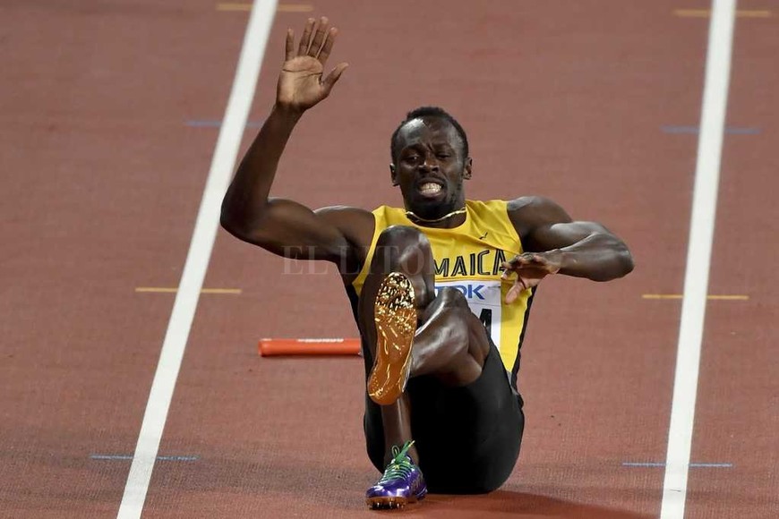 ELLITORAL_187443 |  DPA Una imagen que nadie quiere ver: el ídolo tendido. Usain Bolt no pudo terminar su carrera de despedida del atletismo. Una lesión lo dejó a mitad de camino