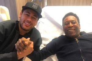ELLITORAL_243582 |  Gentileza Pelé junto a Neymar, que lo fue a visitar al hospital en París.