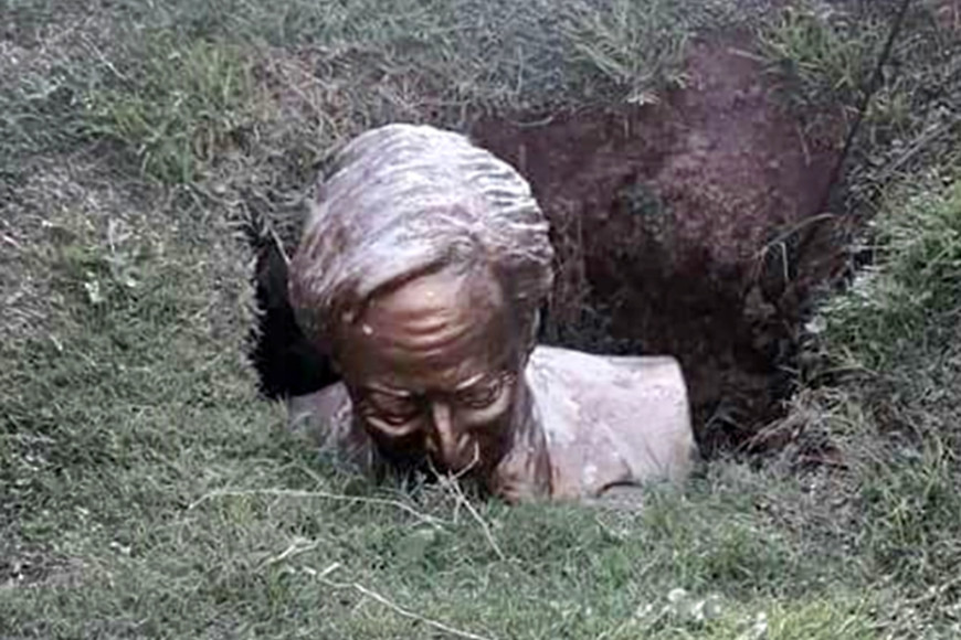 ELLITORAL_246104 |   zzzznacp2 NOTICIAS ARGENTINAS BAIRES, MAYO 3: Imagen de Instagram de busto del ex presidente Nestor Kirchner que fue vanalizado y enterrado en la localidad de Roque Perez.Foto NA zzzz
