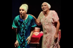 Gentileza producción Martirio y Consuelo y sus opacadas vidas son el punto de partida que permite la reflexión sobre el ser humano contemporáneo, inmerso en un mundo hostil que no encuentra respuestas a su alrededor.