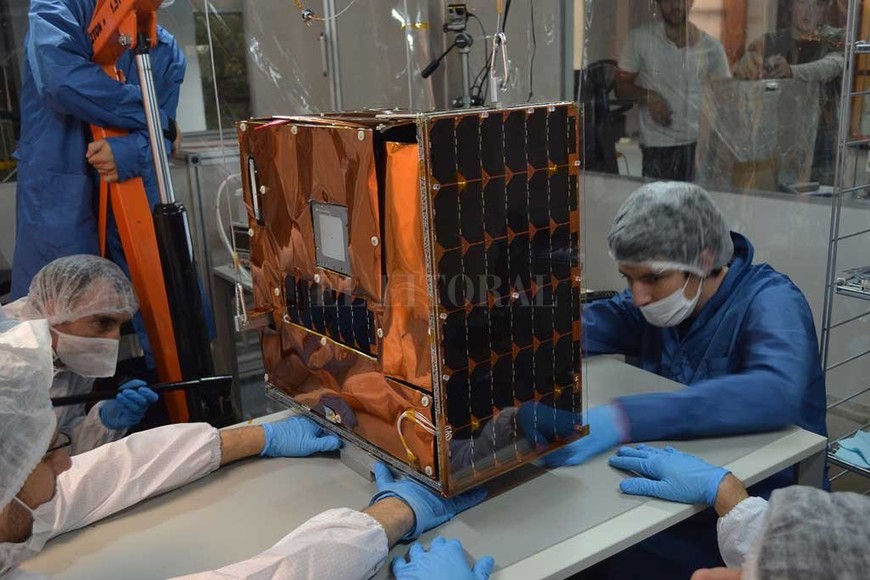 ELLITORAL_202673 | Satellogic El armado de un nanosatélite , en la planta uruguaya de Satellogic. La empresa espera tener una red de 300 unidades que transmitan video en vivo y permita el acceso público a la información.