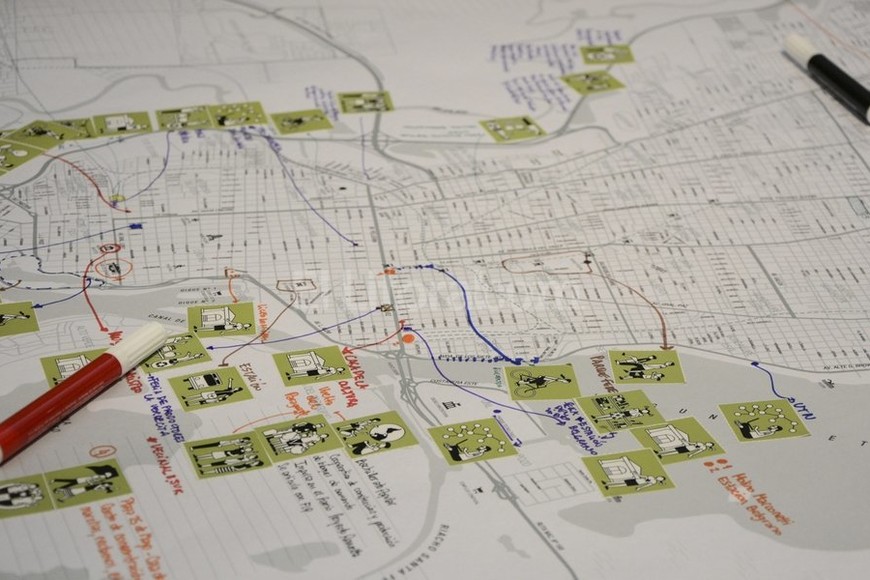 ELLITORAL_165514 |  Rodrigo Stettler (Gentileza Min. de Cultura Prov.) Mapa. La ciudad invadida de stickers, flechas y apuntes, conforman el futuro atlas al que se pretende arribar.