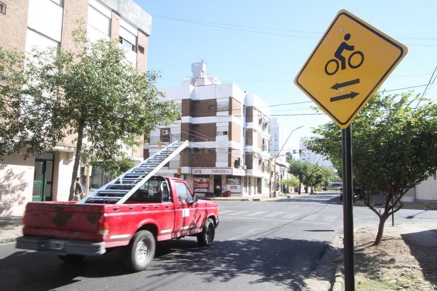 ELLITORAL_206987 |  Guillermo Di Salvatore Aviso. Antes de llegar a Ituzaingó se advierte a los automovilistas la doble circulación de las bicicletas.