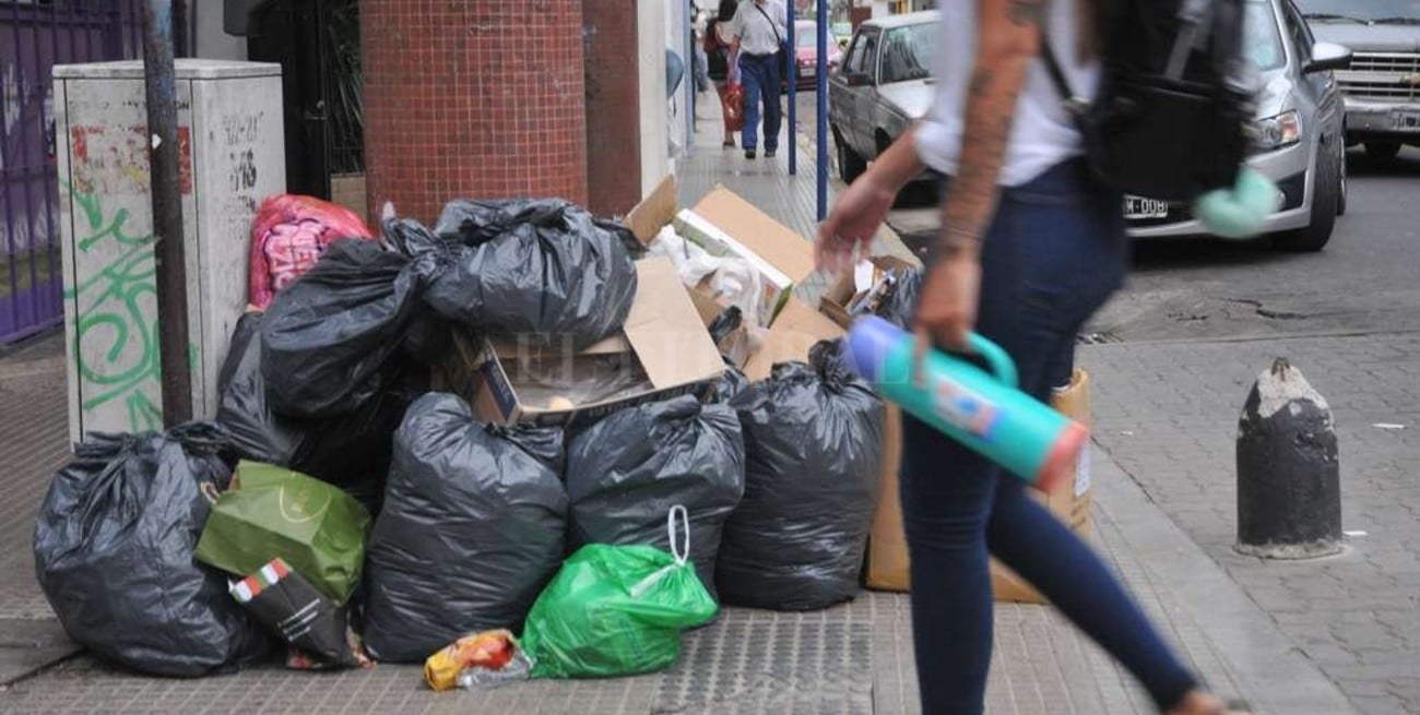 Llegó la lluvia y hay gran cantidad de basura en las calles