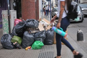 Llegó la lluvia y hay gran cantidad de basura en las calles