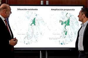 ELLITORAL_421506 |  Gentileza El gobernador Perotti, el ministro Cabandié y los mapas comparativos de la superficie actual y la proyectada.