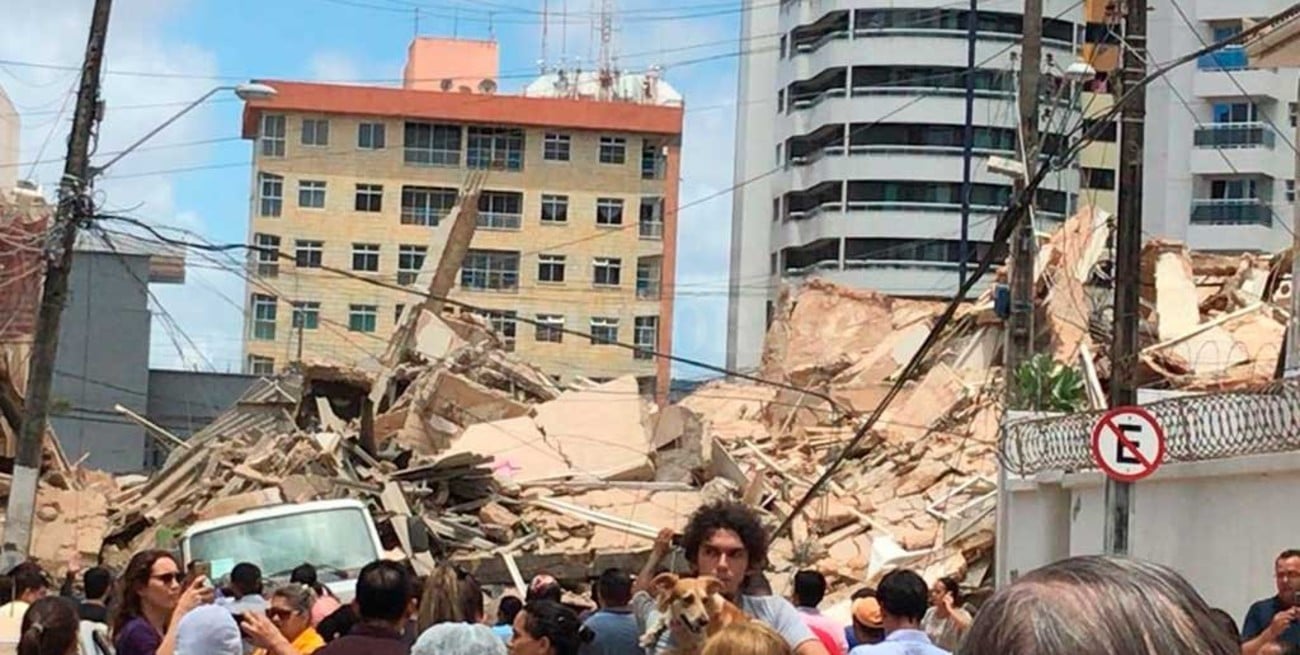 Al menos una persona murió por el derrumbe de un edificio de siete pisos en Brasil