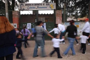 ELLITORAL_410628 |  Archivo El Litoral Durante la mañana de este jueves los padres autoconvocados realizaron un abrazo simbólico al establecimiento educativo donde exigieron el regreso a clases.