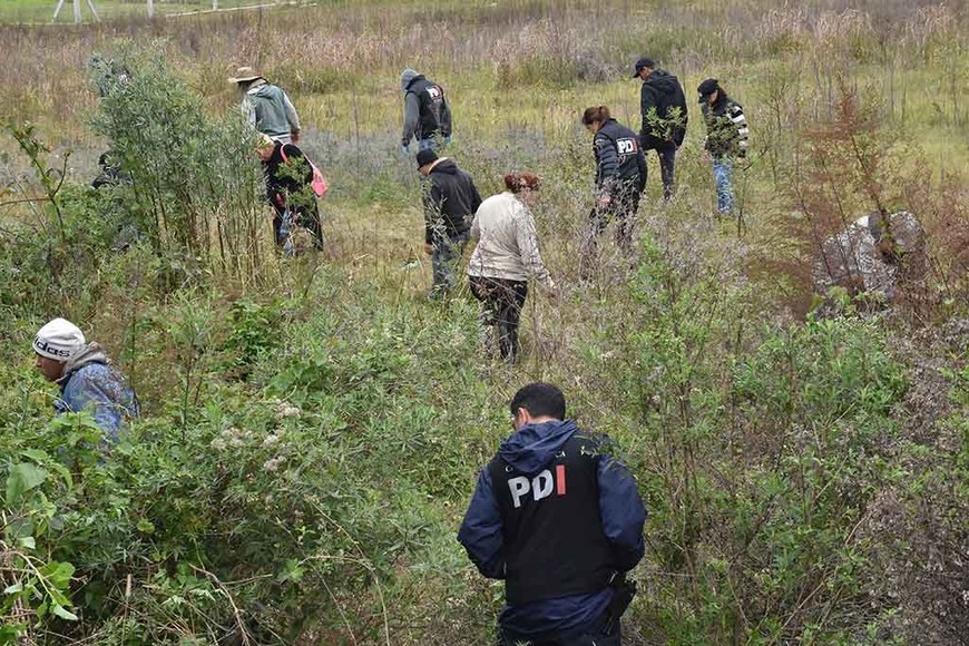 ELLITORAL_247977 | Flavio Raina. Durante la mañana, personal policial volvió a inspeccionar el sector donde fue hallado el cuerpo.