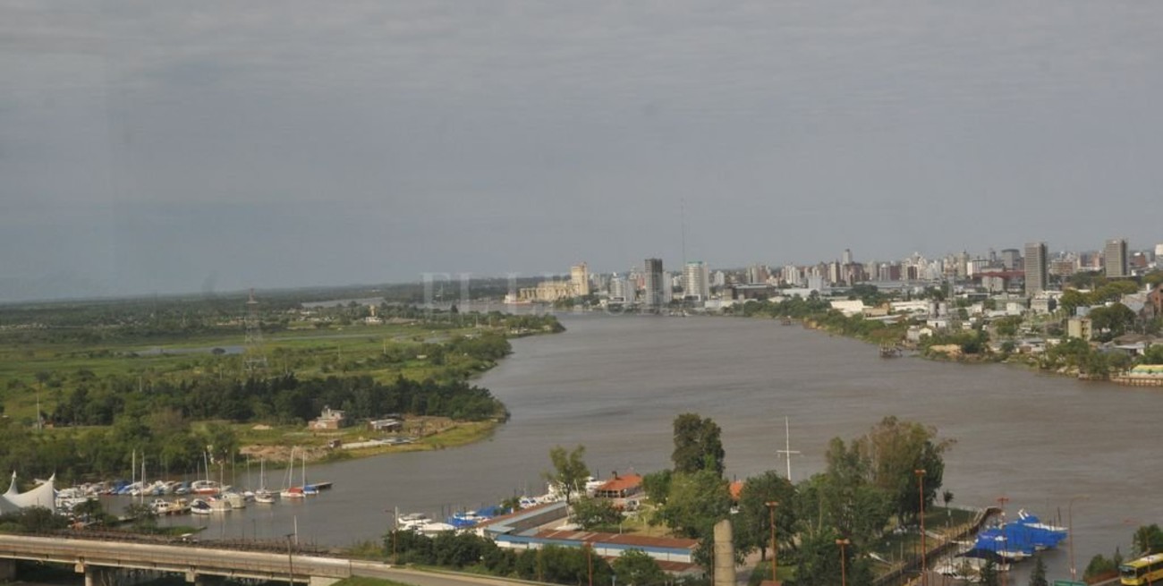 Por las fuertes lluvias crece el Paraná