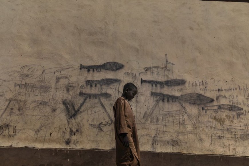 ELLITORAL_238850 |  Marco Gualazzini - Contrasto Un niño víctima de la desertización del lago Chad, indispensable para la vida de unos 40 millones de personas.