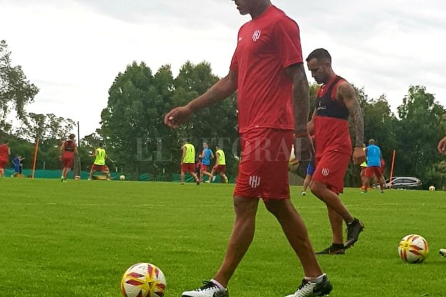 ELLITORAL_234942 |  El Litoral El volante central uruguayo Javier Méndez ya realizó su primer entrenamiento con el plantel.