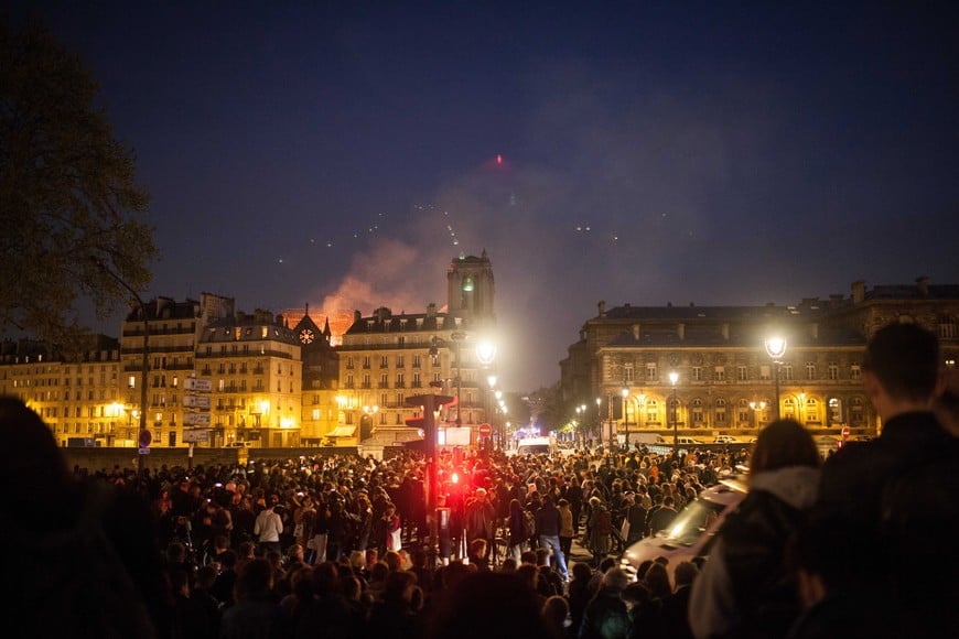 ELLITORAL_244277 |  DPA 15 April 2019, France, Paris: People crowd as they watch the landmark Notre-Dame Cathedral burning. Photo: Bilal Tarabey/Le Pictorium Agency via ZUMA/dpa