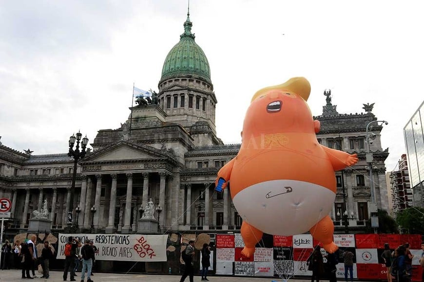 ELLITORAL_231266 |  NA. rente al Congreso, como símbolo de las protestas, flota la imagen del  Baby Trump . Se trata de un muñeco inflable -en realidad, uno de los seis- que desde julio del año pasado en Inglaterra sigue al mandatario estadounidense por todo el mundo.  Es un bebé porque Trump es como un niño, todo el tiempo diciendo cosas ordinarias y provocando por Twitter, caprichoso , explica Rob Kennedy, de la organización People°s Motorcade.