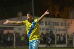 ELLITORAL_420636 |  Manuel Fabatía Germán Ponce. Gol, festejo y ascenso. La figura de un equipo humilde y de gran corazón.