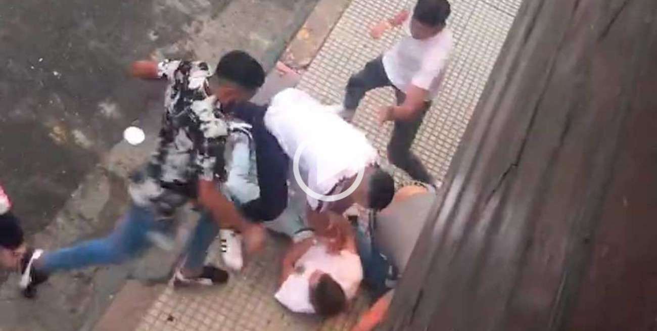 Video: brutal golpiza a la salida de un boliche porteño, le patearon la cabeza a un joven