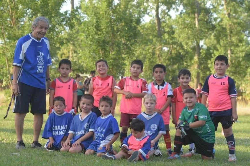 ELLITORAL_422039 |  Manuel Fabatía Uno de los varios equipos que se presentan cada día. La alegría de los niños del norte de la ciudad de Santa Fe que comparten el fútbol desde edad escolar.