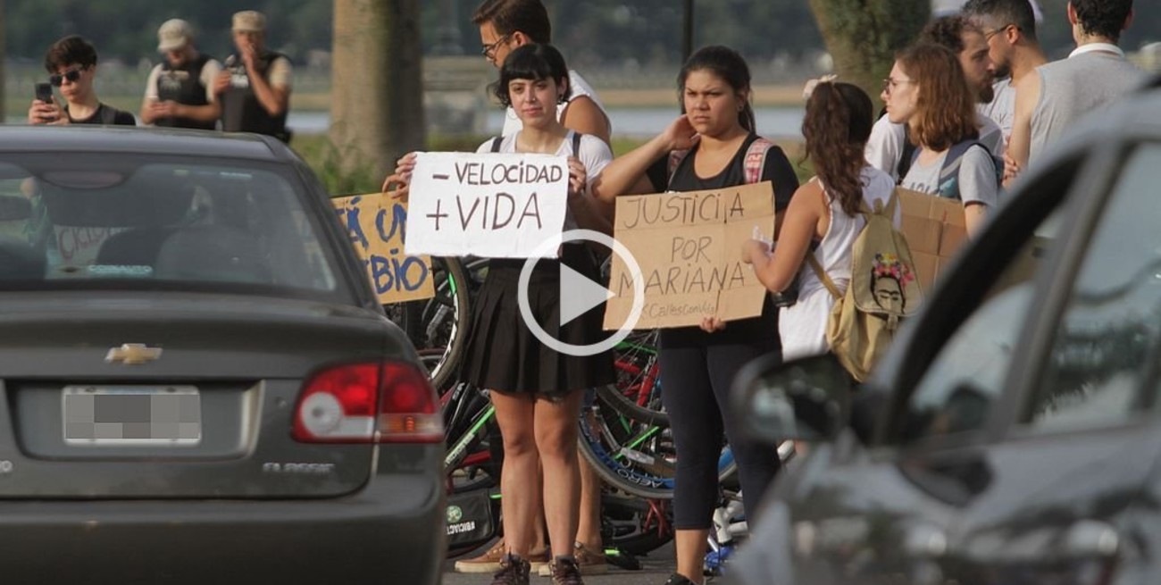 Manifestación en la Costanera por una ciclista embestida por un auto
