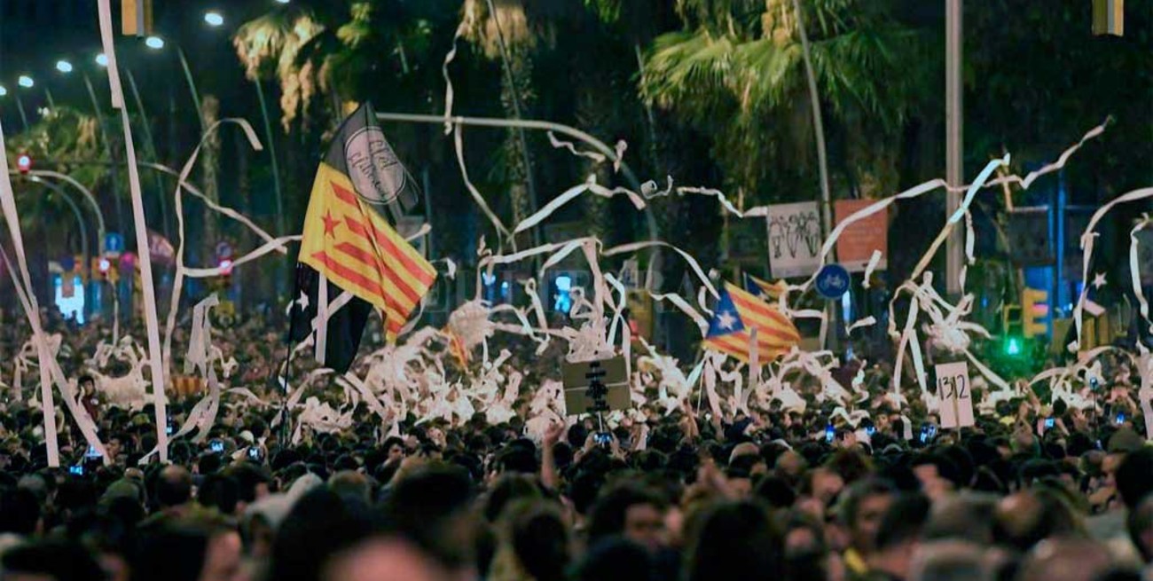 Indignación y llamados a la calma en Cataluña tras disturbios por condena a líderes secesionistas