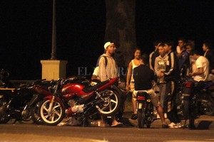 ELLITORAL_433537 |  Archivo El Litoral Las  juntadas  en la Costanera se convierten en un problema cuando la música y los ruidos de motos y autos son elevados.